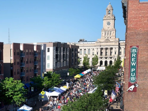 Des Moines Farmers Market Crowd