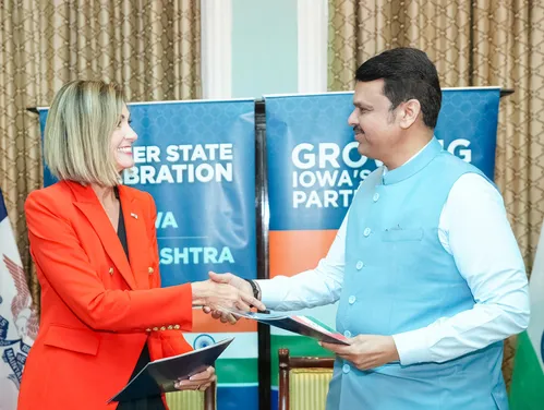 Govenor Reynolds signing the Iowa-Maharashtra agreement in India
