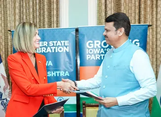 Govenor Reynolds signing the Iowa-Maharashtra agreement in India