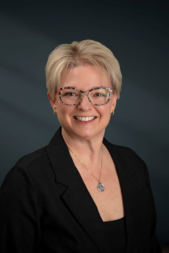 Dr. Anna Leonard headshot