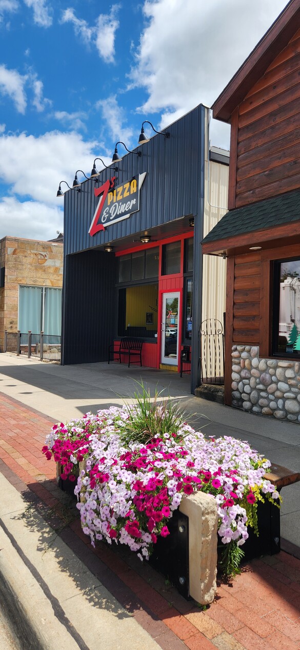 storefront of Z's pizza