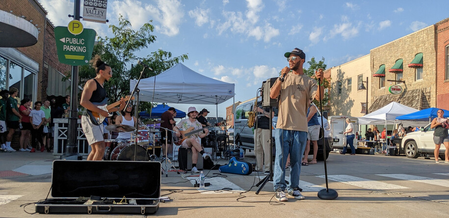 live music at the valley junction famers market